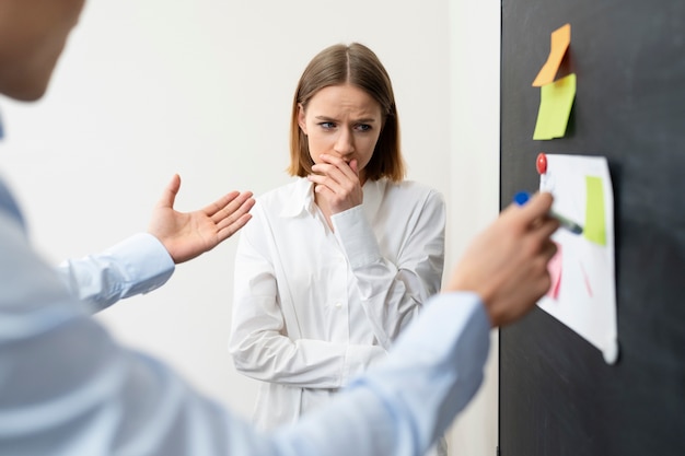 Violência no local de trabalho ocorrendo entre colegas