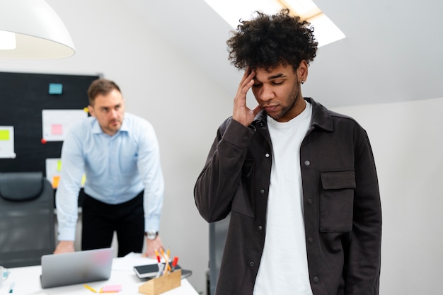 Violência no local de trabalho ocorrendo entre colegas