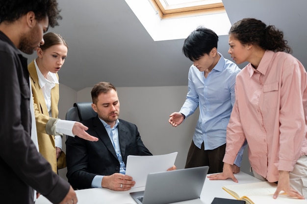 Violência no local de trabalho ocorrendo entre colegas