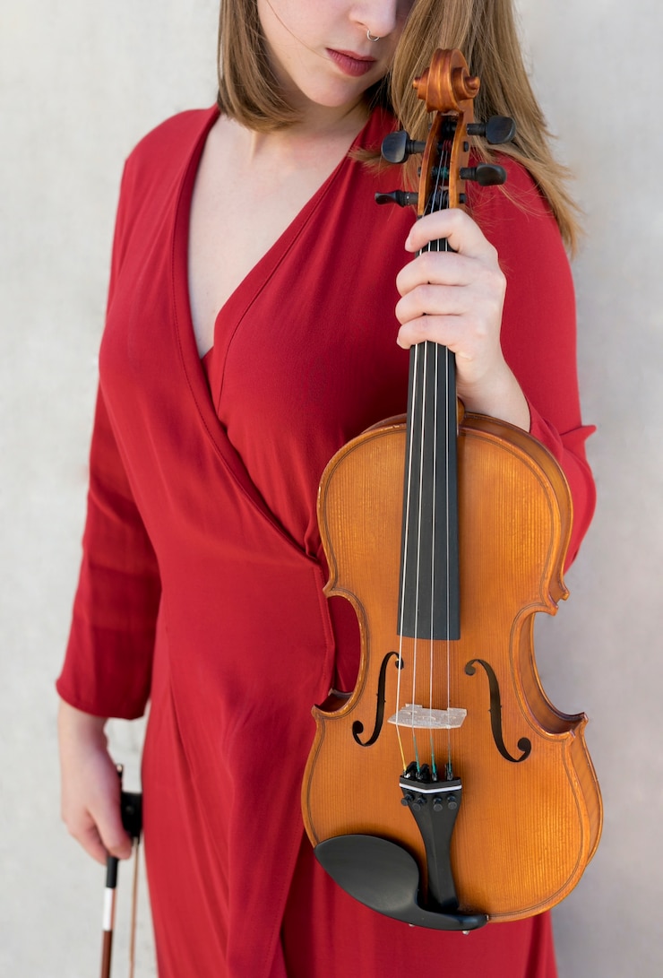 Foto grátis violinista posando enquanto segura violino