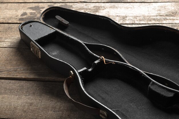Violino em mesa de madeira texturizada