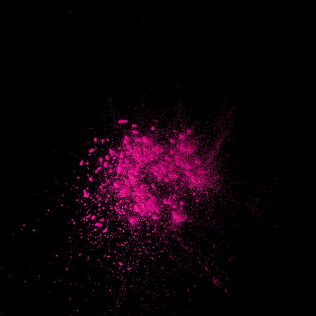Visão aérea da cor de holi rosa seco acima de pano de fundo preto