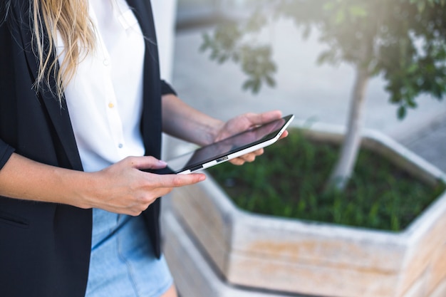 Visão aérea da mulher segurando o tablet digital