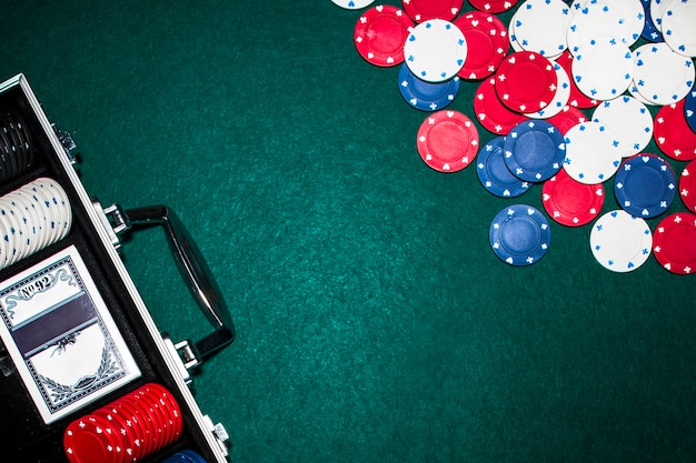 Foto grátis visão aérea, de, alumínio, mala, com, pôquer, jogo, ligado, pôquer, tabela