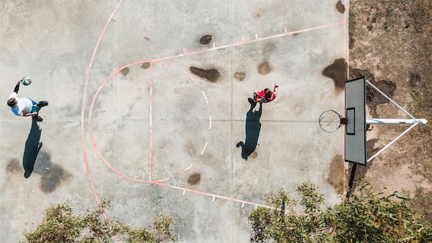 Visão aérea de dois jogadores jogando basquete