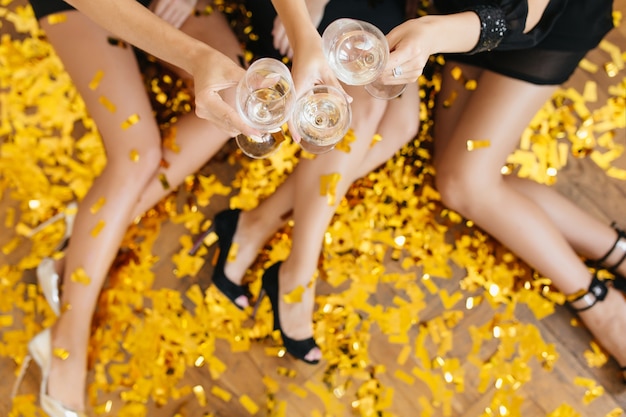 Visão aérea de mulheres se divertindo em taças de vinho fest e tilintar