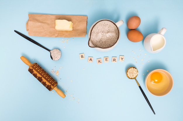 Foto grátis visão aérea, de, padaria, blocos, com, pão, ingredientes, ligado, experiência azul