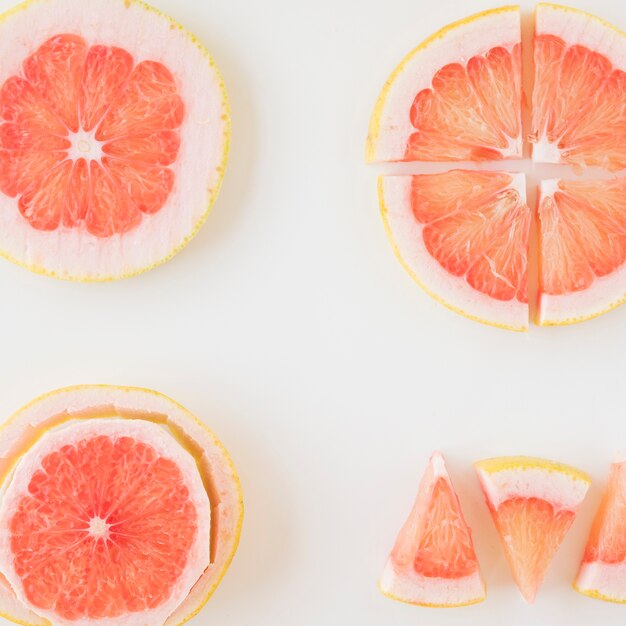 Visão aérea, de, toranja, corte, em, diferente, forma, e, fatia, sobre, a, branca, fundo