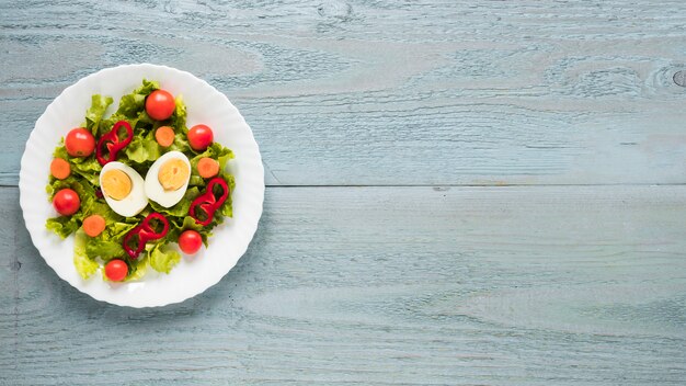 Visão aérea de uma deliciosa salada em chapa branca