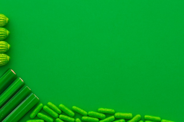 Visão aérea de vários doces doces no pano de fundo verde