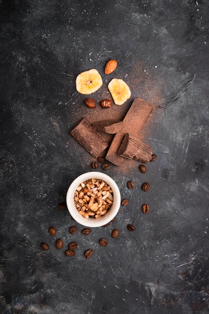 Foto grátis visão aérea do arranjo de chocolate