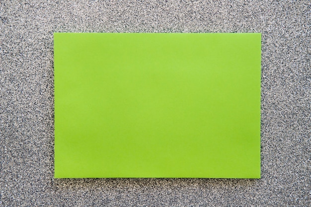 Visão aérea do papel cartão verde no pano de fundo cinzento