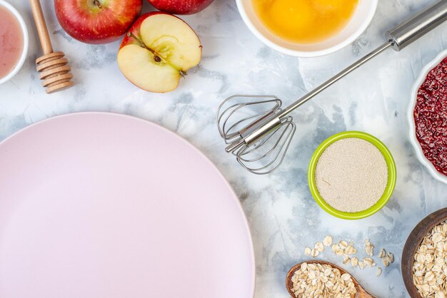 Visão aérea do prato branco e alimentos frescos e saudáveis em fundo de dois tons