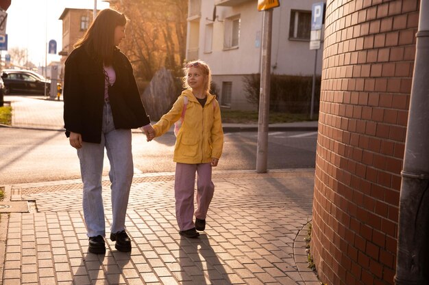 Visão completa da mãe e da jovem ao ar livre