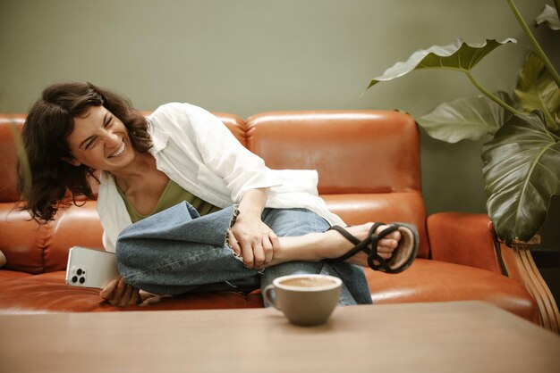 Visão completa da mulher bufando com café