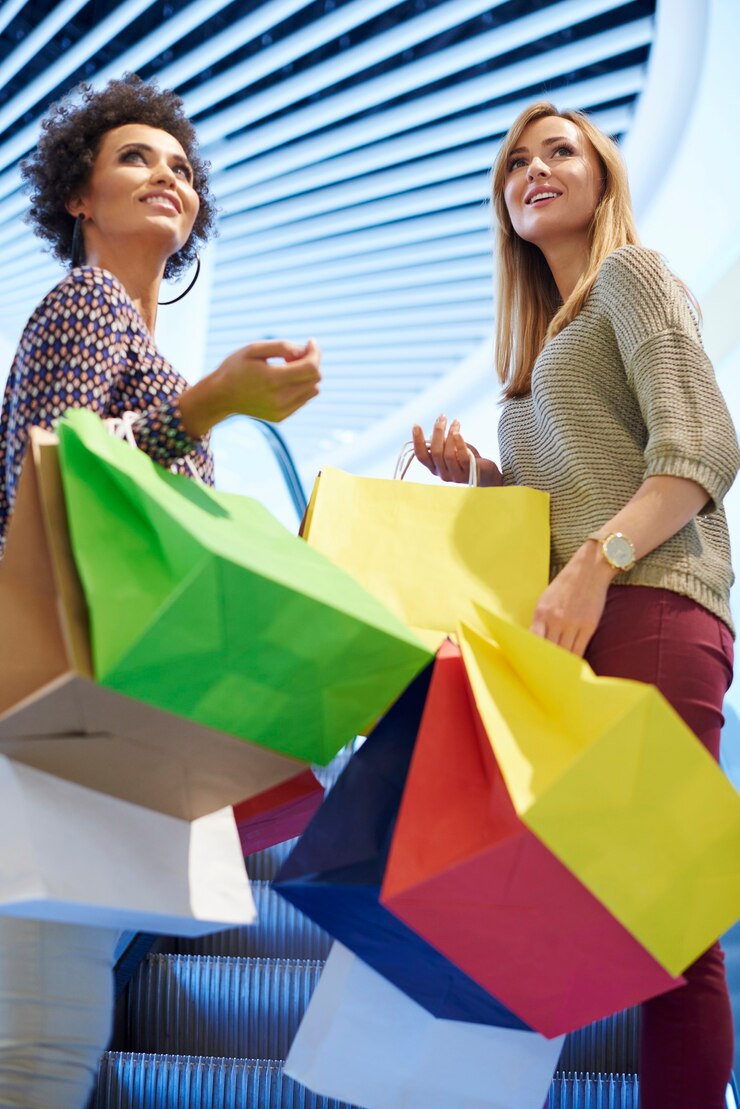Foto grátis visão de baixo ângulo para mulheres durante as compras