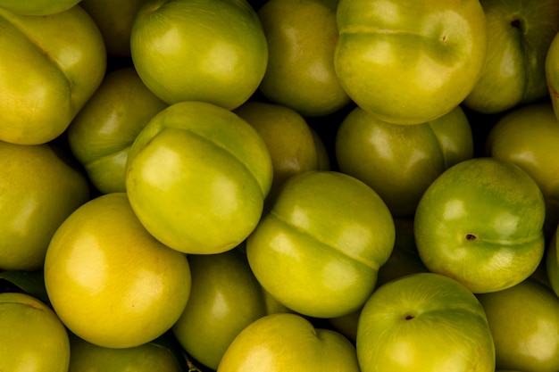 Visão de close-up de ameixas verdes para uso em segundo plano