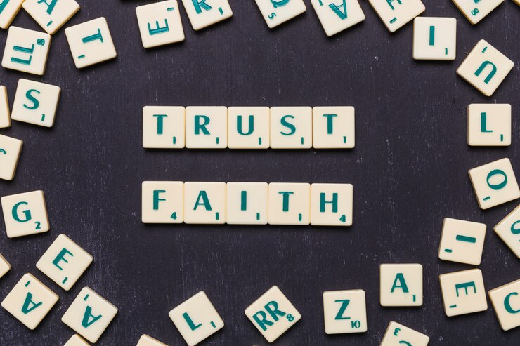 Foto grátis visão de confiança e fé letras scrabble de cima