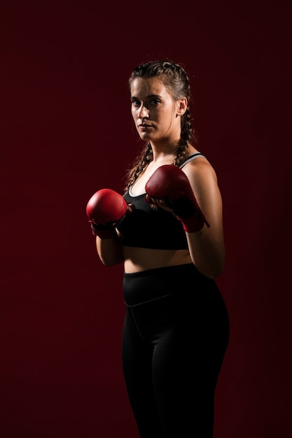 Foto grátis visão de longo prazo de mulher atlética em roupas fitness