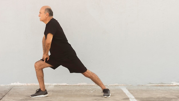 Visão de longo prazo do homem fazendo lunges laterais