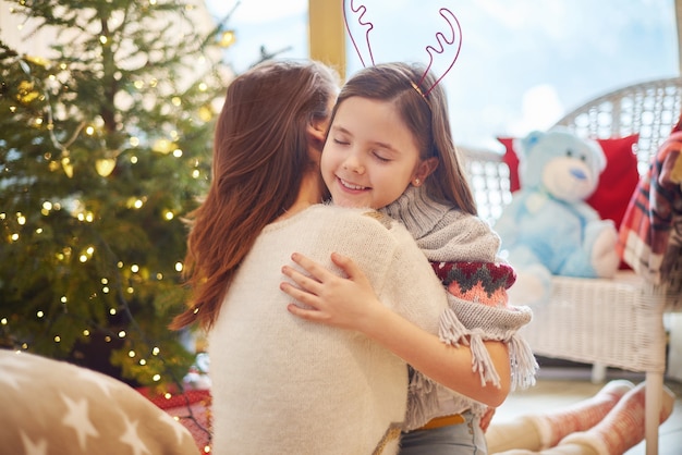 Visão de mãe e filha se abraçando