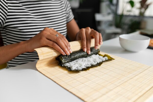 Visão de pessoas aprendendo a fazer o prato tradicional de sushi