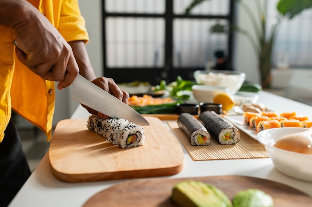 Visão de pessoas aprendendo a fazer o prato tradicional de sushi