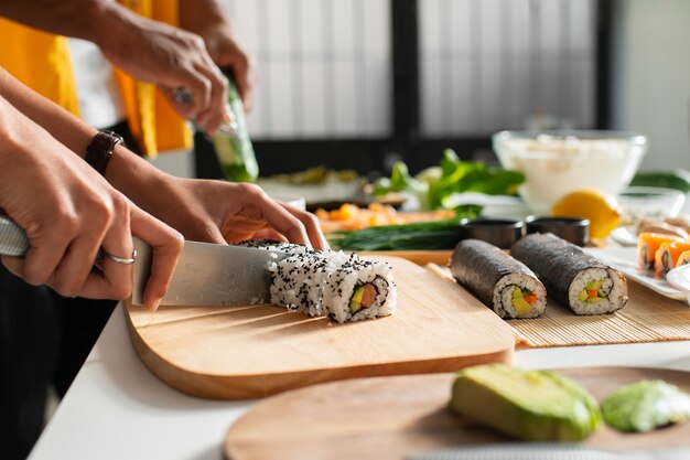 Visão de pessoas aprendendo a fazer o prato tradicional de sushi