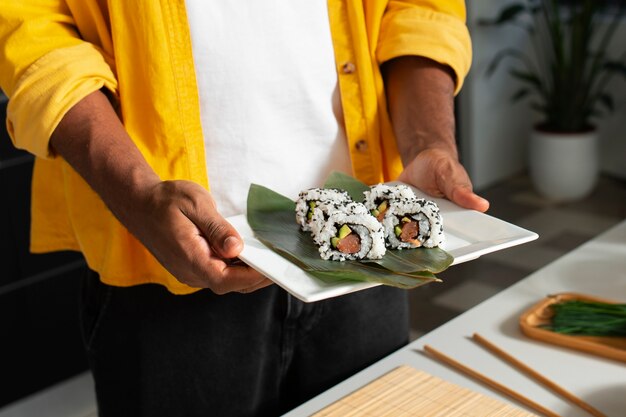 Visão de pessoas aprendendo a fazer o prato tradicional de sushi