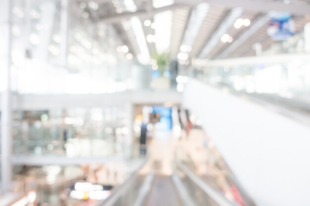 visão desfocada de aeroporto moderno