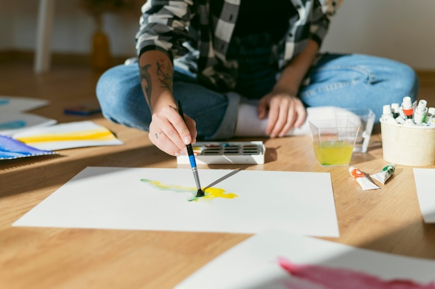 Foto grátis visão frontal de um pintor contemporâneo criativo