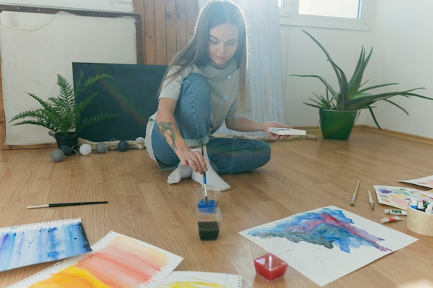 Foto grátis visão frontal de um pintor contemporâneo criativo