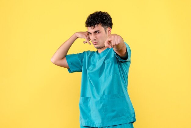 Visão frontal - um especialista que o médico diz para chamar uma ambulância se você estiver doente