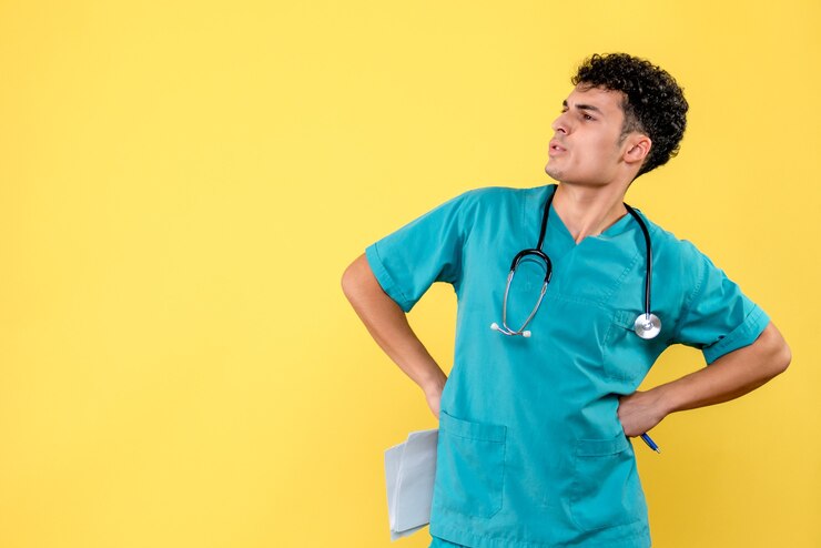 Foto grátis visão lateral médico altamente qualificado graças às análises que um médico sabe sobre a doença do paciente