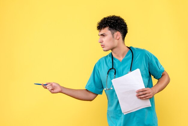 Visão lateral médico altamente qualificado um médico explica os resultados da análise