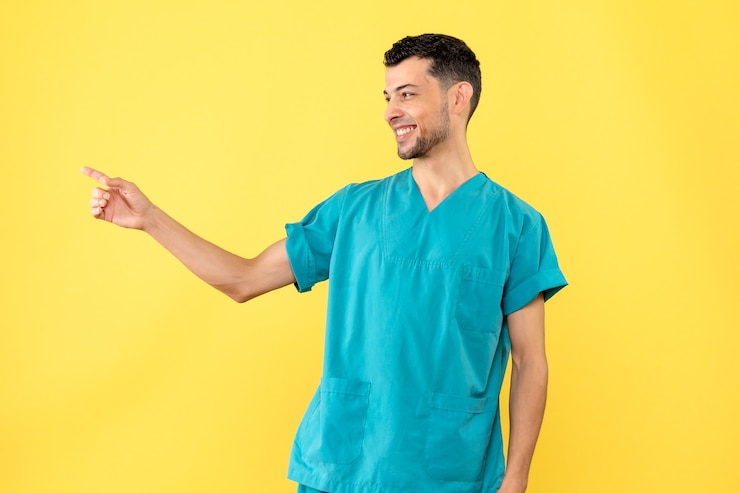 Foto grátis visão lateral um especialista que o médico está feliz por causa do estado de saúde dos pacientes