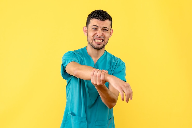 Foto grátis visão lateral um médico um médico fala o que fazer se sua mão doer