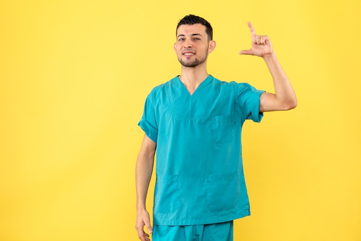 Foto grátis visão lateral um médico um médico pensa que as vacinas contra o coronavírus não vão ajudar as pessoas