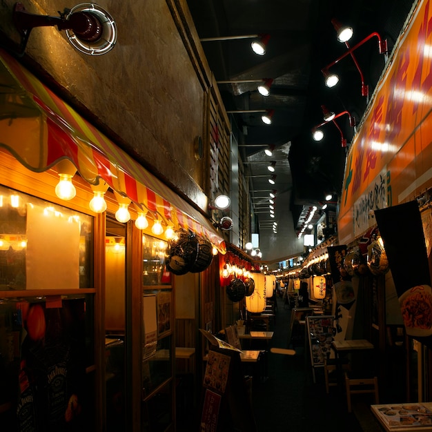 Visão noturna de praça de alimentação tradicional japonesa