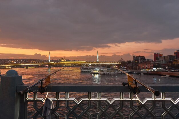 Visão noturna do horizonte da ponte Borphorus e Galata Istambul Turquia