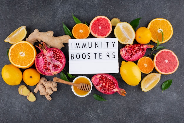 Visão plana de alimentos que aumentam a imunidade com frutas cítricas e gengibre