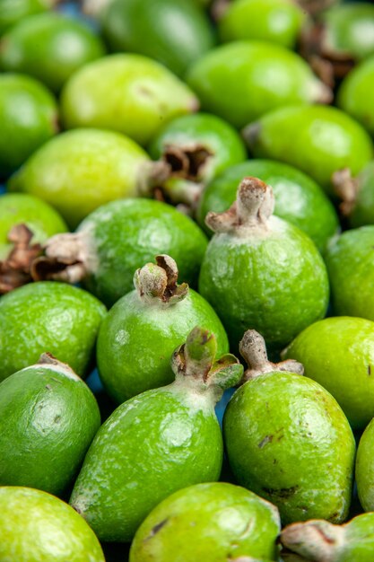 Visão vertical da pequena bomba de vitaminas de feijoas verdes naturais frescas