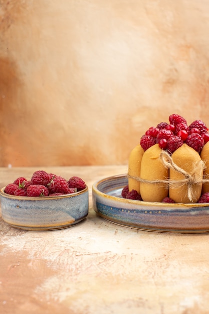 Visão vertical de bolo macio recém-assado com frutas em fundo de cor mista