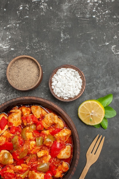 Foto grátis visão vertical de deliciosa canja de galinha com especiarias diferentes de limão