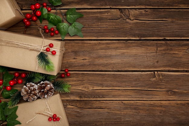 Visco e presentes de Natal em uma mesa de madeira rústica