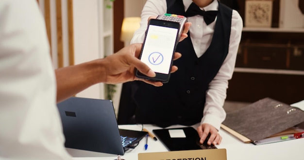 Visitante de hotel a utilizar serviços bancários por smartphone