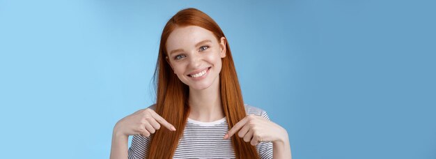 Visite o lugar que você adora, amigável, gentil, atraente, ruiva atraente, mostrando o anúncio c