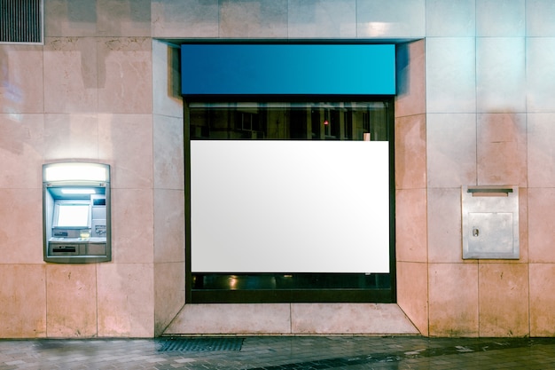 Visor de caixa de luz com espaço em branco branco para anúncio por estrada de rua