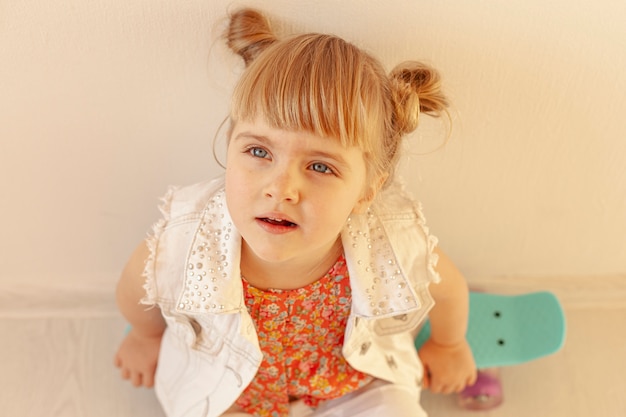 Foto grátis vista adorável de alto ângulo menina