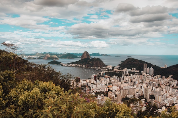 Foto grátis vista aérea da baía de guanabara no rio de janeiro, brasil